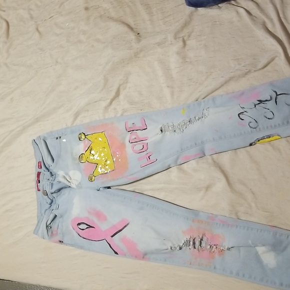 Fighting cancer paints - Picture 4 of 4